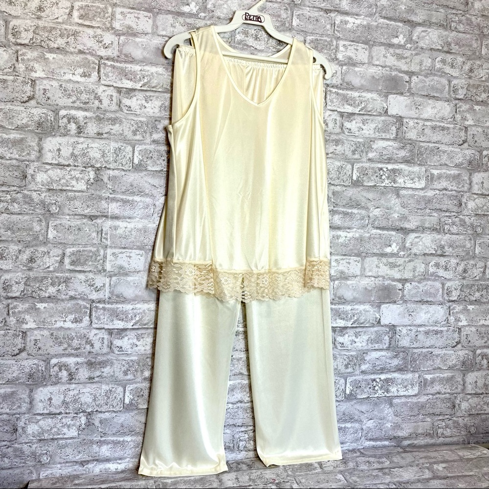 NWOT  PETRA FASHIONS   Small Pajama Set  Pale Yellow with Lace